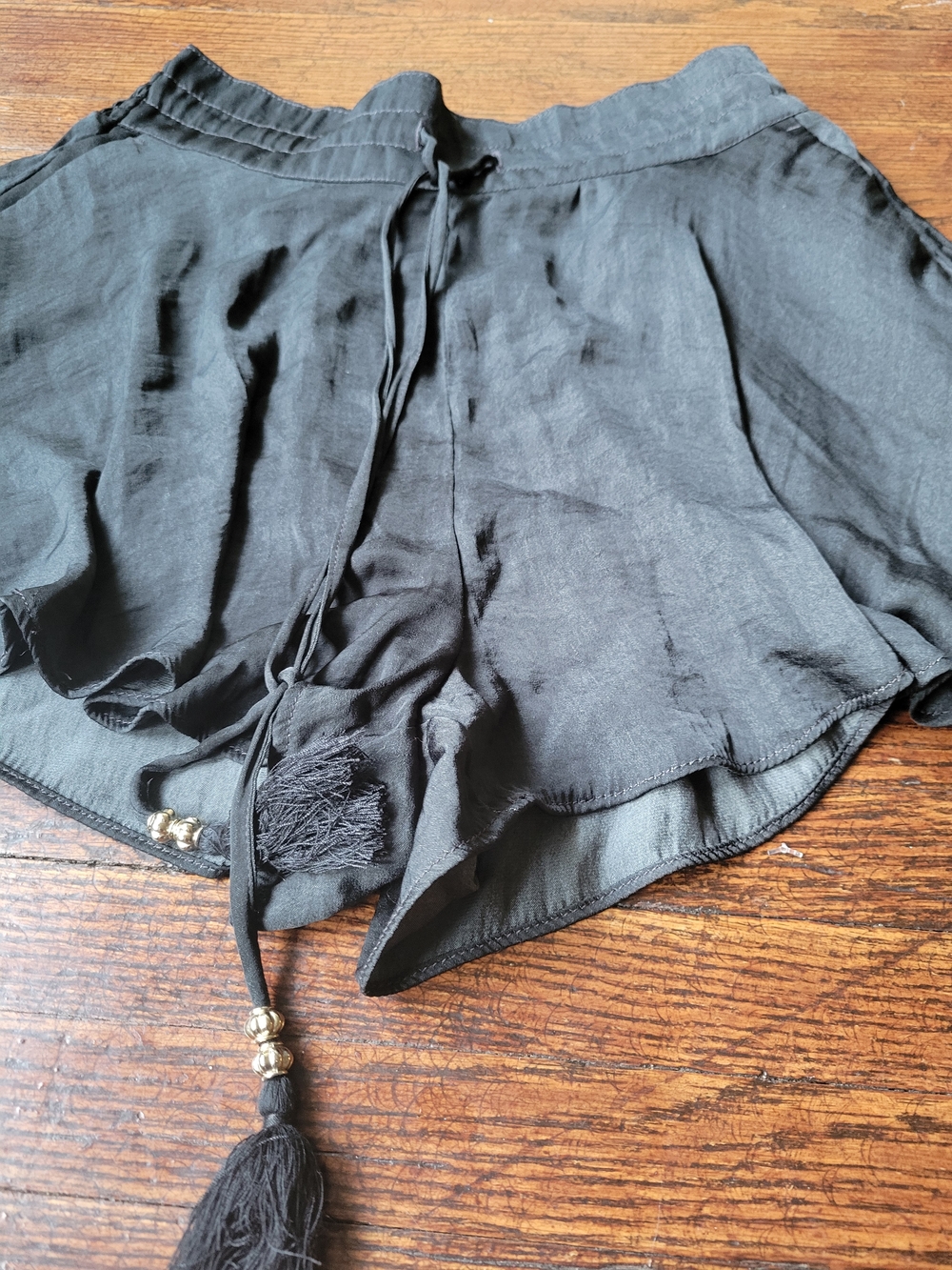 Divided (H&M) Ruffle Tiered Shorts Tassel Flowy Boho Black Size Small Silky Soft - Picture 5 of 17